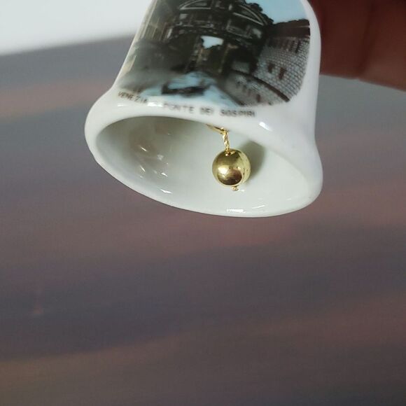 Lot of 3 Small Vintage Bells - Venezia - The Grand Canyon - Avon Bunny (1984) - Picture 4 of 11